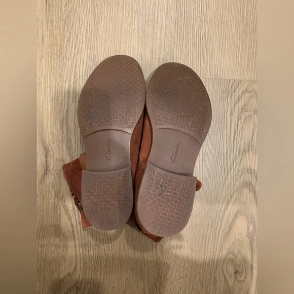 NWOB Clark’s women Camzin suede ankle boots belted boho‎ country details size 8 - Picture 3 of 6